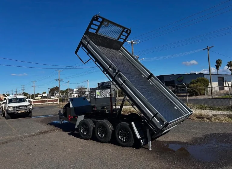 Tandem-axle tipper trailer with the bed raised